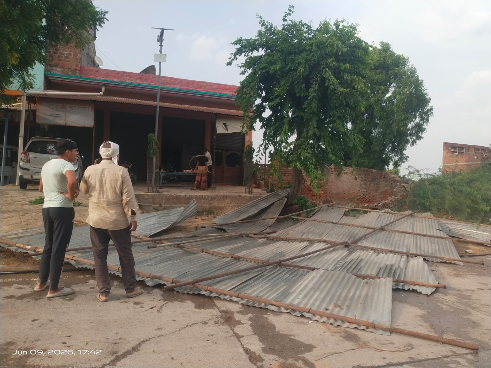 फोटो-37 तुर्कपुर यासीन गांव में आंधी से गिरा पेड़। संवाद फोटो-37 तुर्कपुर यासीन गांव में आंधी से गिरा पेड़। संवाद