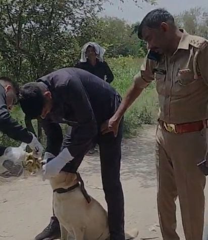 फोटो 41 - गंजडुंडवारा क्षेत्र के गांव बहारपुर मौके पर पहुंचकर महिलाओं से बातचीत करते एसपी ओपी स फोटो 41 - गंजडुंडवारा क्षेत्र के गांव बहारपुर मौके पर पहुंचकर महिलाओं से बातचीत करते एसपी ओपी स