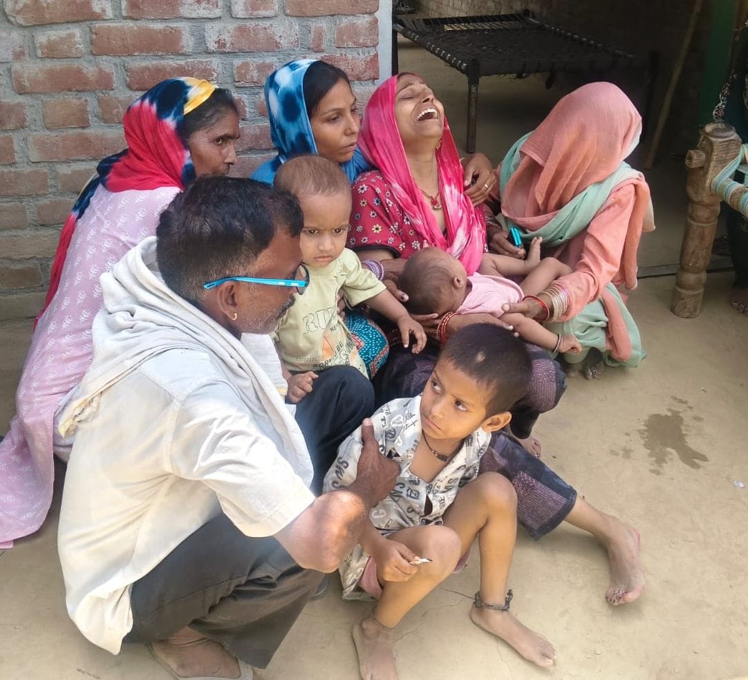 फोटो 41 - गंजडुंडवारा क्षेत्र के गांव बहारपुर मौके पर पहुंचकर महिलाओं से बातचीत करते एसपी ओपी स फोटो 41 - गंजडुंडवारा क्षेत्र के गांव बहारपुर मौके पर पहुंचकर महिलाओं से बातचीत करते एसपी ओपी स