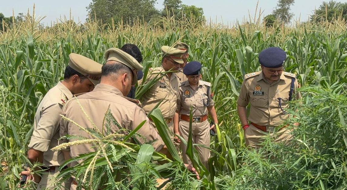 फोटो 41 - गंजडुंडवारा क्षेत्र के गांव बहारपुर मौके पर पहुंचकर महिलाओं से बातचीत करते एसपी ओपी स फोटो 41 - गंजडुंडवारा क्षेत्र के गांव बहारपुर मौके पर पहुंचकर महिलाओं से बातचीत करते एसपी ओपी स