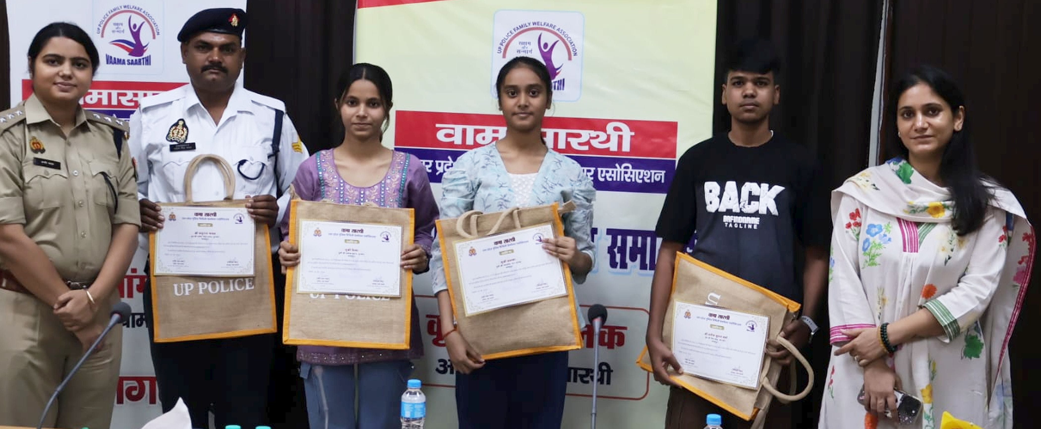 फोटो-47-पुलिस लाइन में प्रमाण पत्र के साथ खड़े मेधावी। स्रोत: पुलिस फोटो-47-पुलिस लाइन में प्रमाण पत्र के साथ खड़े मेधावी। स्रोत: पुलिस