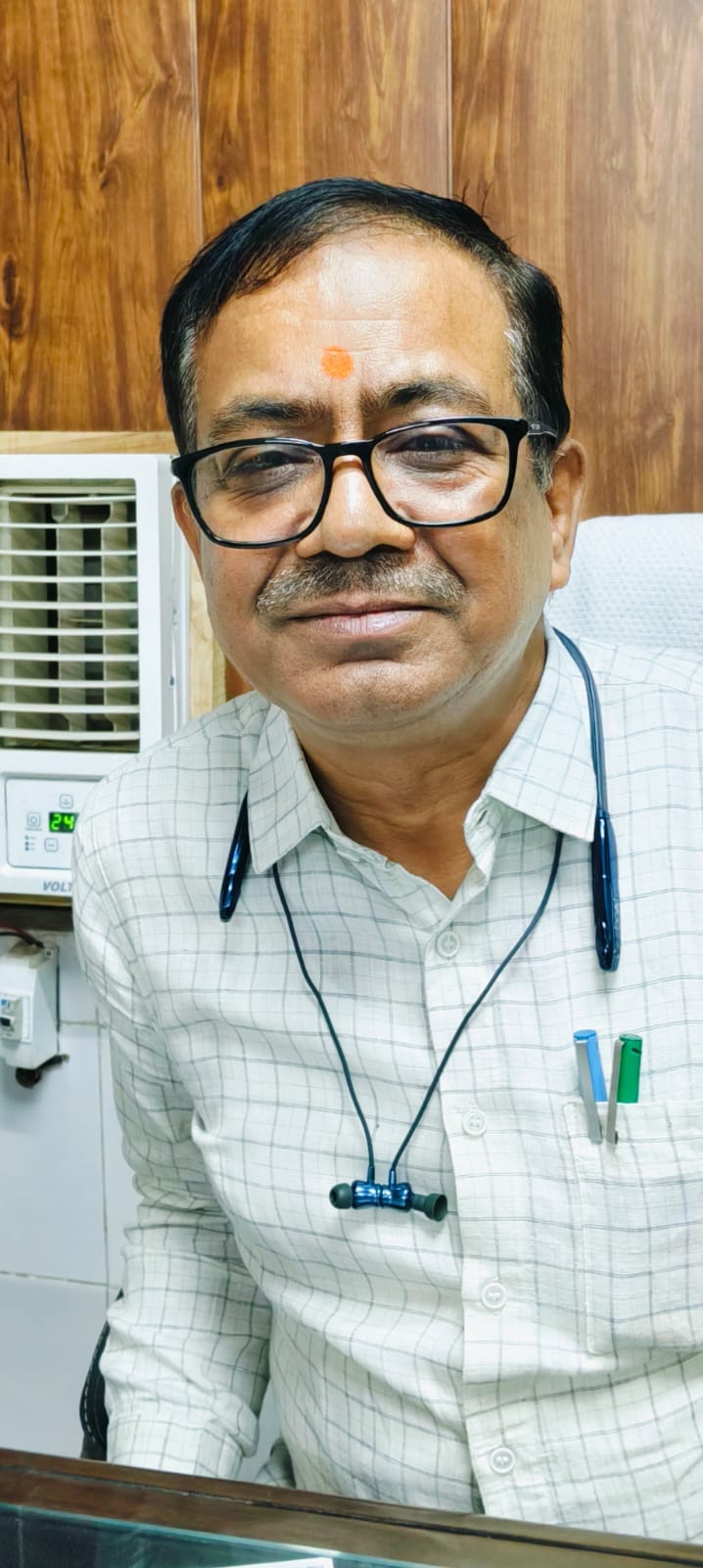 फोटो -8- मरीजों को देखते चिकित्सक। संवाद फोटो -8- मरीजों को देखते चिकित्सक। संवाद