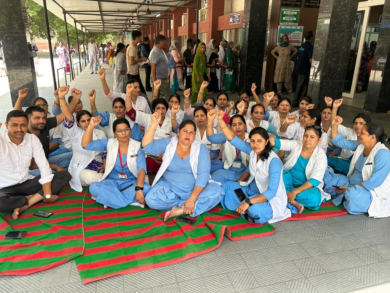 फतेहाबाद के नागरिक अस्पताल में नर्सिग ऑफिसर की हड़ताल दौरान शिविर में इंतजार करते हुए गर्भवती फतेहाबाद के नागरिक अस्पताल में नर्सिग ऑफिसर की हड़ताल दौरान शिविर में इंतजार करते हुए गर्भवती