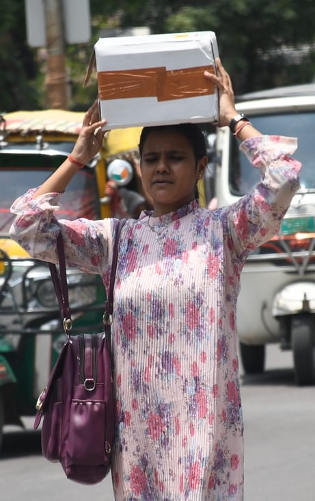 गर्मी से परेशान लोग।