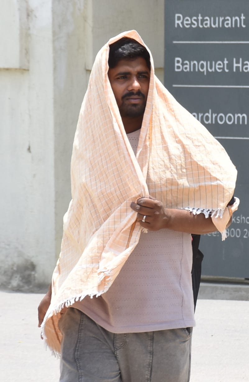 गर्मी से परेशान लोग।