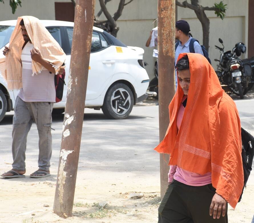 गर्मी से परेशान लोग।