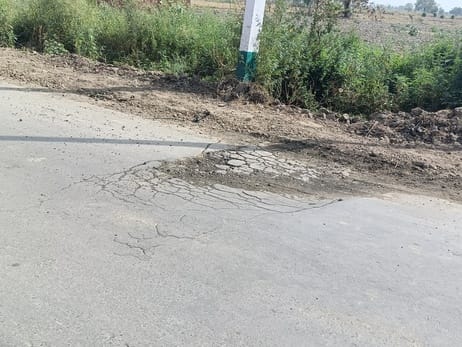 गांव कैलरम के पास टूटी नई बनी सड़क । संवाद गांव कैलरम के पास टूटी नई बनी सड़क । संवाद