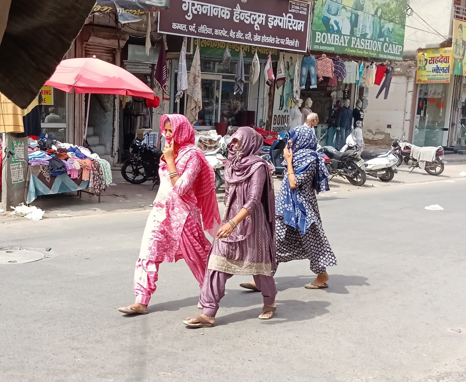 गांव समैन में हुई ओलावृष्टि को हाथ में लेकर दिखाते ग्रामीण। संवाद