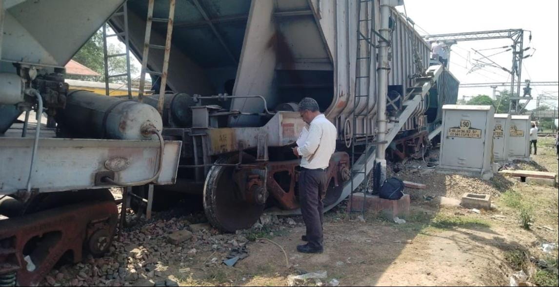 कुरुक्षेत्र। मालगाड़ी के डिब्बे ट्रैक से उतरने के बाद बिजली सप्लाई दुरूस्त करने में लगे कर्मी व