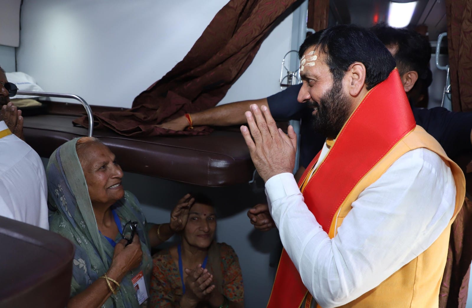 कुरुक्षेत्र। श्रद्वालुओं के लिए रेलवे स्टेशन पर रखी पानी की बोतलें व अन्य सामान। संवाद कुरुक्षेत्र। श्रद्वालुओं के लिए रेलवे स्टेशन पर रखी पानी की बोतलें व अन्य सामान। संवाद