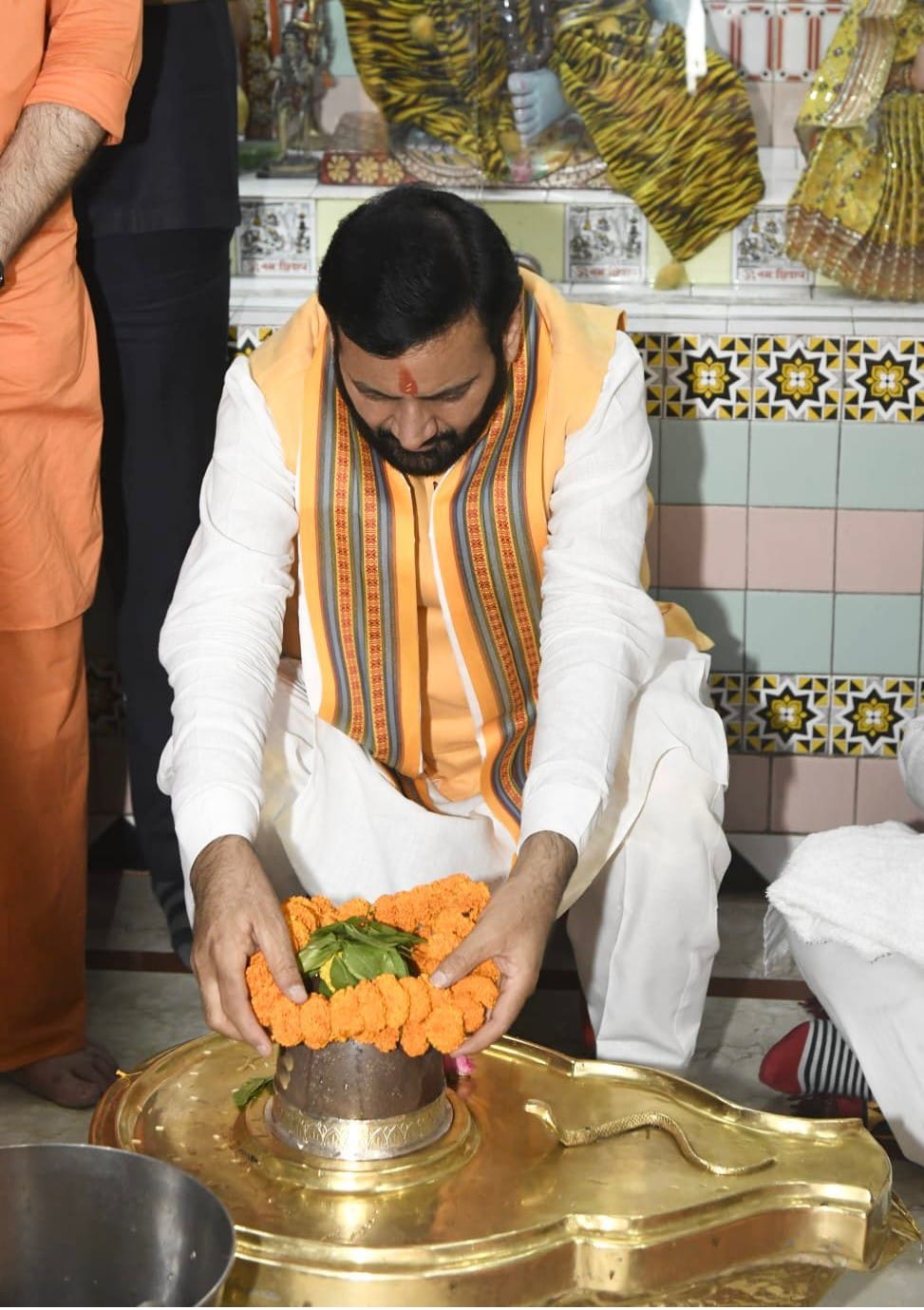 कुरुक्षेत्र। श्रद्वालुओं के लिए रेलवे स्टेशन पर रखी पानी की बोतलें व अन्य सामान। संवाद कुरुक्षेत्र। श्रद्वालुओं के लिए रेलवे स्टेशन पर रखी पानी की बोतलें व अन्य सामान। संवाद