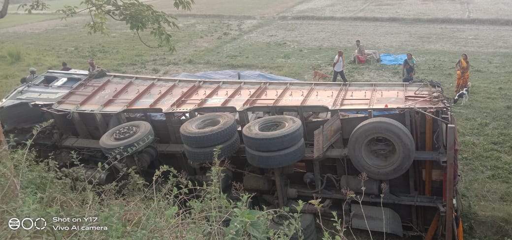 करीमुद्दीनपुर थाना क्षेत्र के कमसड़ी गांव के पास हादसे में ट्रक चालक की मौत के बाद बिलखते परिजन करीमुद्दीनपुर थाना क्षेत्र के कमसड़ी गांव के पास हादसे में ट्रक चालक की मौत के बाद बिलखते परिजन