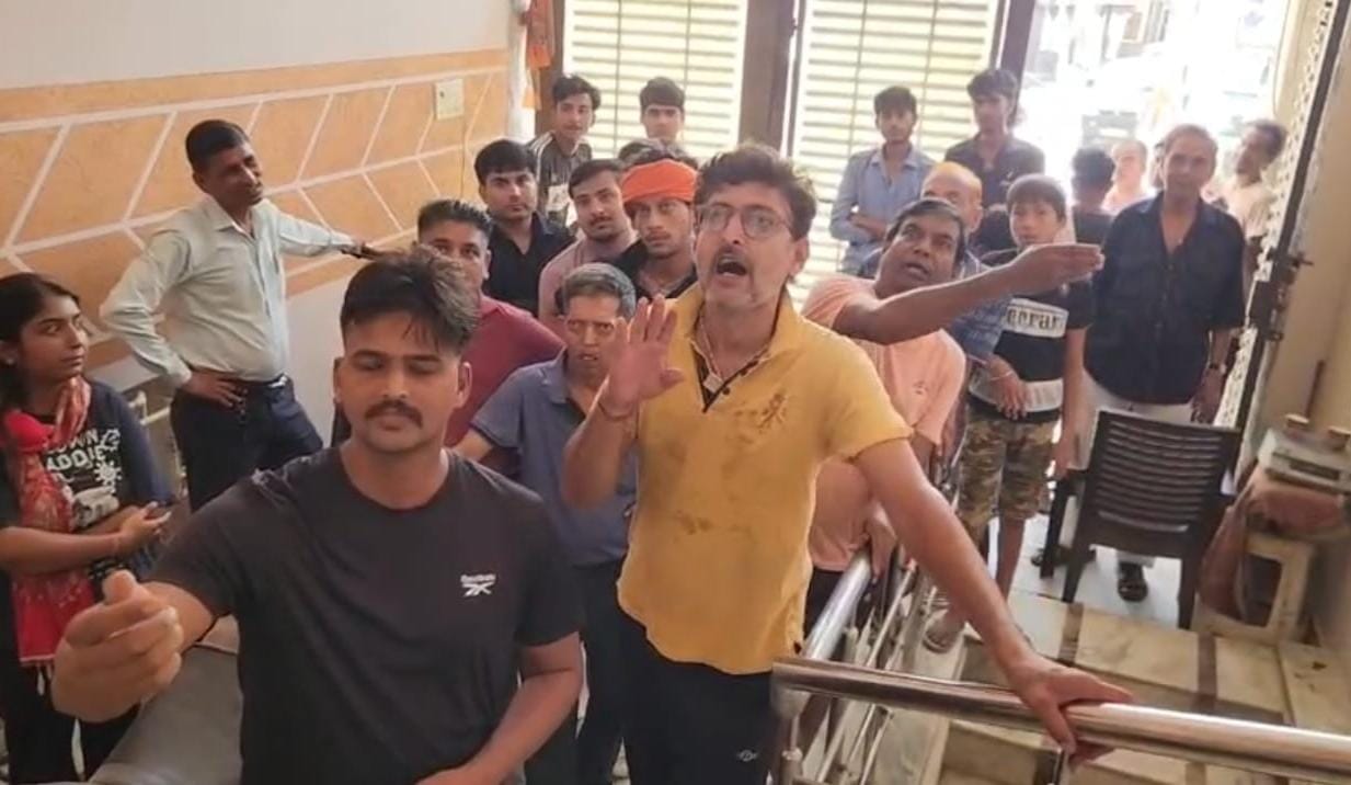 क्रेन के माध्यम से गाय को बाहर निकालते। संवाद