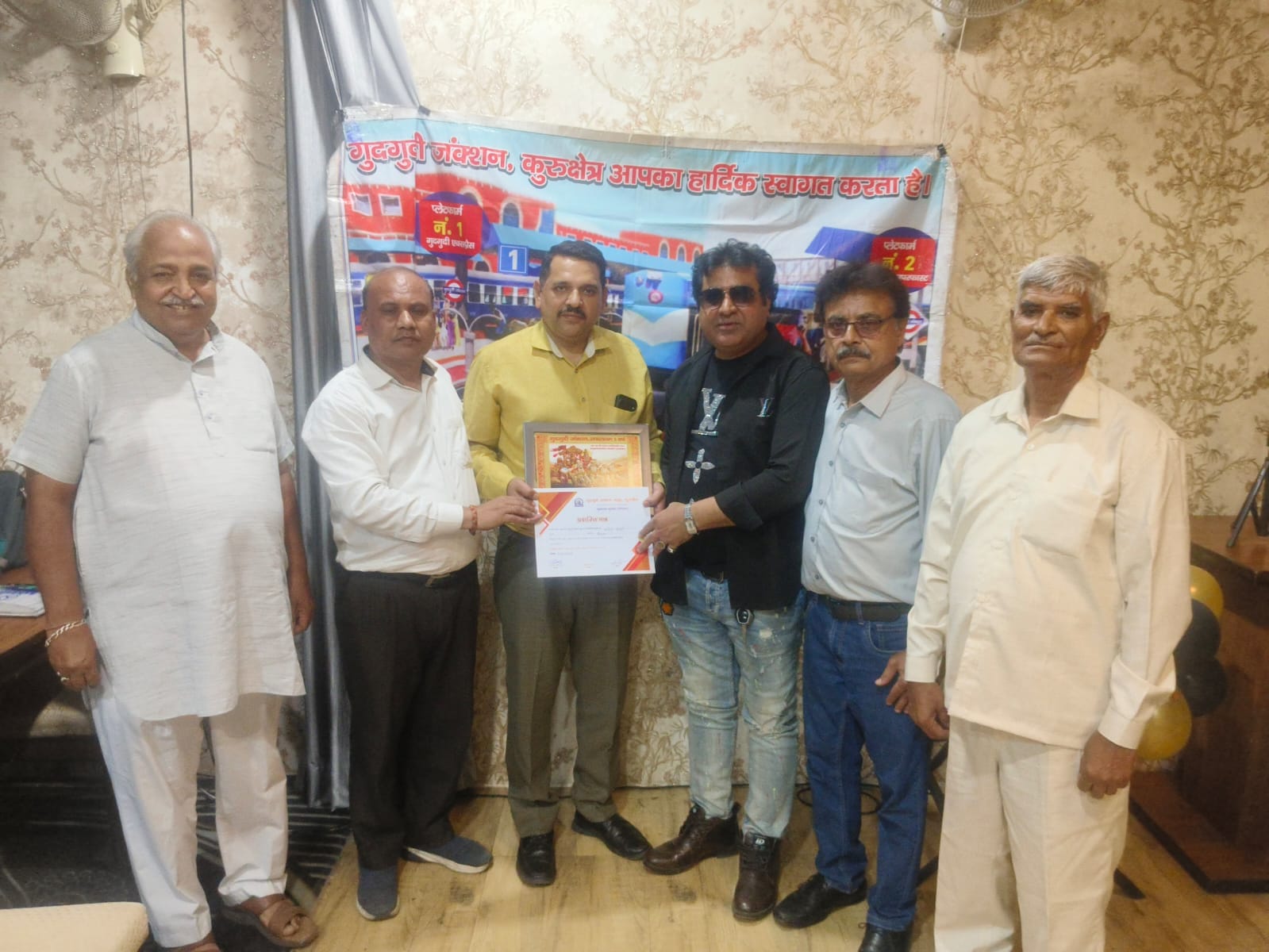 कार्यक्रम में कलाकारों को सम्मानित करते गुदगुदी जंक्शन संस्था के सदस्य। संस्था कार्यक्रम में कलाकारों को सम्मानित करते गुदगुदी जंक्शन संस्था के सदस्य। संस्था