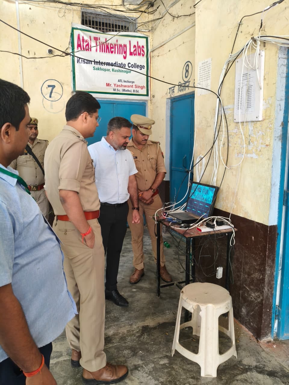 किसान इंटर कालेज साखोपार में पुलिस परीक्षा की निरीक्षण करते डीएम महेंद्र सिंह तंवर व एसपी केशव किसान इंटर कालेज साखोपार में पुलिस परीक्षा की निरीक्षण करते डीएम महेंद्र सिंह तंवर व एसपी केशव