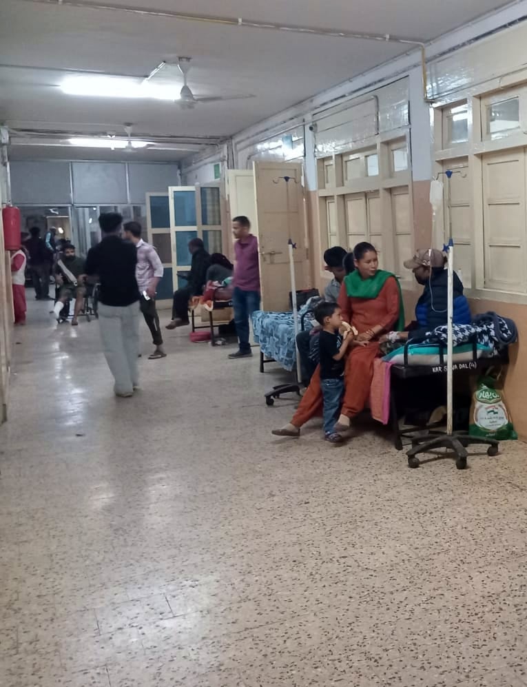 क्षेत्रीय अस्पताल कुल्लू में संचालित जिला प्रारंभिक हस्तक्षेप केंद्र में परामर्श लेते अभिभावक। क्षेत्रीय अस्पताल कुल्लू में संचालित जिला प्रारंभिक हस्तक्षेप केंद्र में परामर्श लेते अभिभावक।
