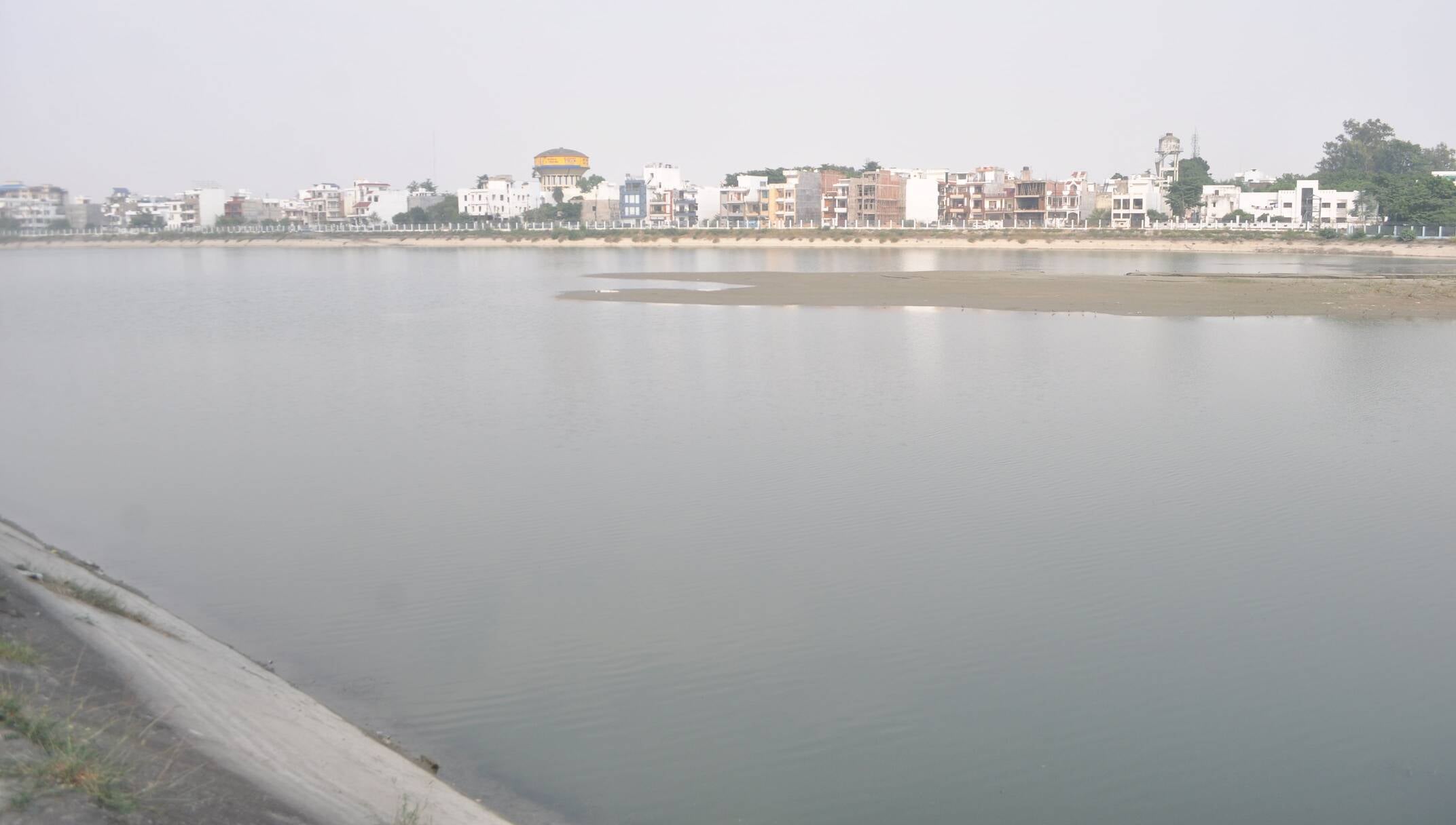 कठौता झील में कम हुआ पानी। कठौता झील में कम हुआ पानी।