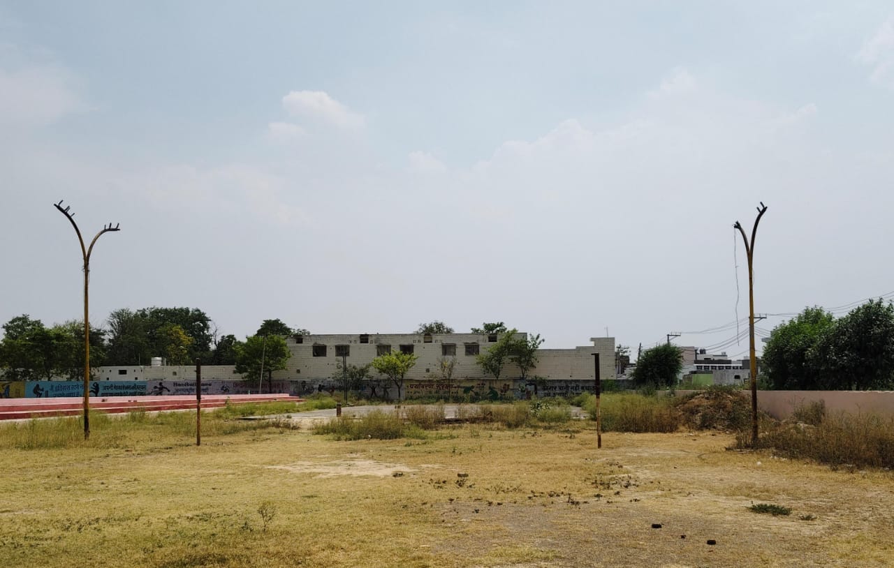 क्योड़क के राजीव गांधी खेल स्टेडियम में खस्ताहाल में खेल उपकरण। संवाद