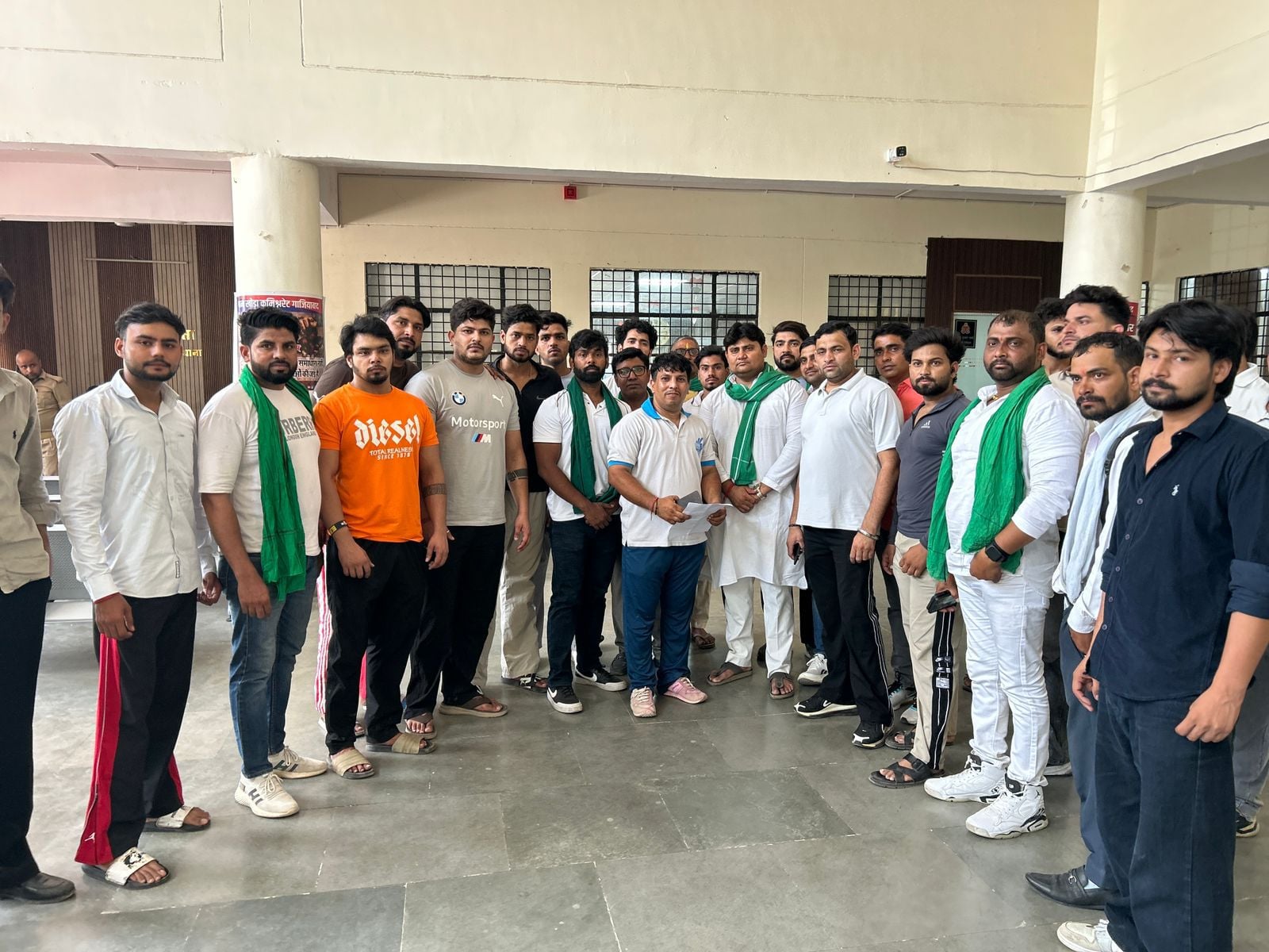 खोड़ा में स्थित मेडिकल स्टोर संचालक का चोटिल बेटा नितिन। अमर उजाला खोड़ा में स्थित मेडिकल स्टोर संचालक का चोटिल बेटा नितिन। अमर उजाला