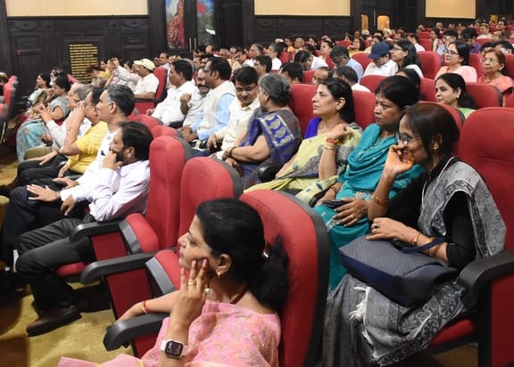 लविवि के मालवीय सभागार में हुए कार्यक्रम में बांटे गए पदोन्नति पत्र। -संवाद लविवि के मालवीय सभागार में हुए कार्यक्रम में बांटे गए पदोन्नति पत्र। -संवाद