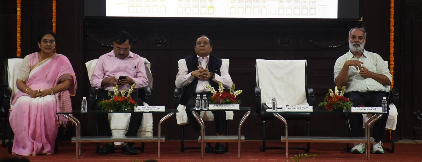 लविवि के मालवीय सभागार में हुए कार्यक्रम में बांटे गए पदोन्नति पत्र। -संवाद लविवि के मालवीय सभागार में हुए कार्यक्रम में बांटे गए पदोन्नति पत्र। -संवाद