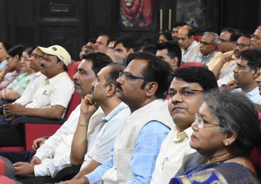 लविवि के मालवीय सभागार में हुए कार्यक्रम में बांटे गए पदोन्नति पत्र। -संवाद लविवि के मालवीय सभागार में हुए कार्यक्रम में बांटे गए पदोन्नति पत्र। -संवाद