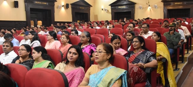 लविवि के मालवीय सभागार में हुए कार्यक्रम में बांटे गए पदोन्नति पत्र। -संवाद लविवि के मालवीय सभागार में हुए कार्यक्रम में बांटे गए पदोन्नति पत्र। -संवाद