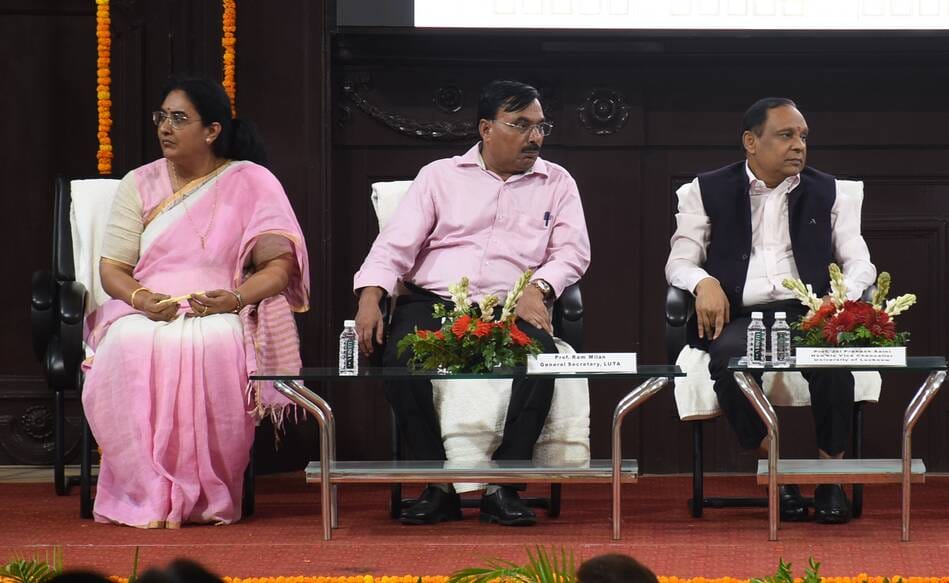 लविवि के मालवीय सभागार में हुए कार्यक्रम में बांटे गए पदोन्नति पत्र। -संवाद लविवि के मालवीय सभागार में हुए कार्यक्रम में बांटे गए पदोन्नति पत्र। -संवाद