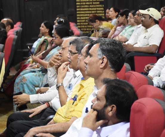 लविवि के मालवीय सभागार में हुए कार्यक्रम में बांटे गए पदोन्नति पत्र। -संवाद लविवि के मालवीय सभागार में हुए कार्यक्रम में बांटे गए पदोन्नति पत्र। -संवाद