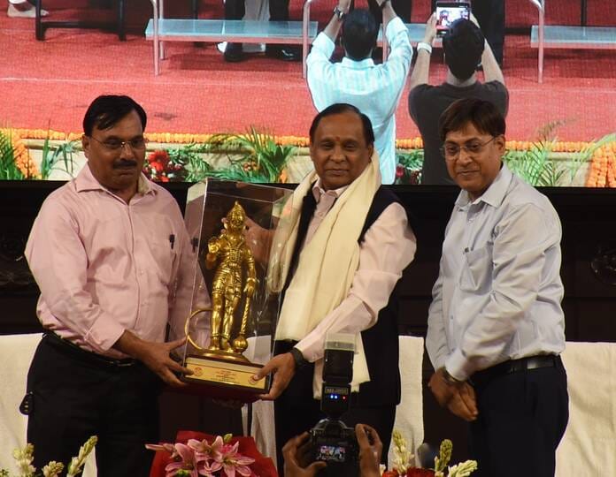 लविवि के मालवीय सभागार में हुए कार्यक्रम में बांटे गए पदोन्नति पत्र। -संवाद लविवि के मालवीय सभागार में हुए कार्यक्रम में बांटे गए पदोन्नति पत्र। -संवाद