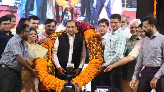 लविवि के मालवीय सभागार में हुए कार्यक्रम में बांटे गए पदोन्नति पत्र। -संवाद लविवि के मालवीय सभागार में हुए कार्यक्रम में बांटे गए पदोन्नति पत्र। -संवाद