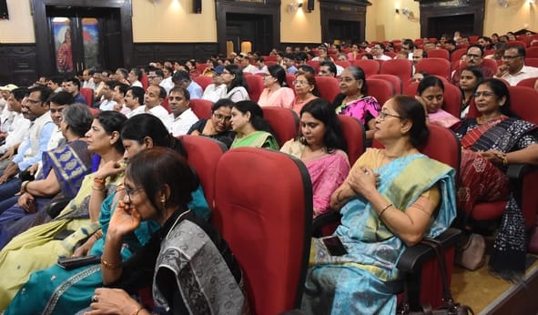लविवि के मालवीय सभागार में हुए कार्यक्रम में बांटे गए पदोन्नति पत्र। -संवाद लविवि के मालवीय सभागार में हुए कार्यक्रम में बांटे गए पदोन्नति पत्र। -संवाद