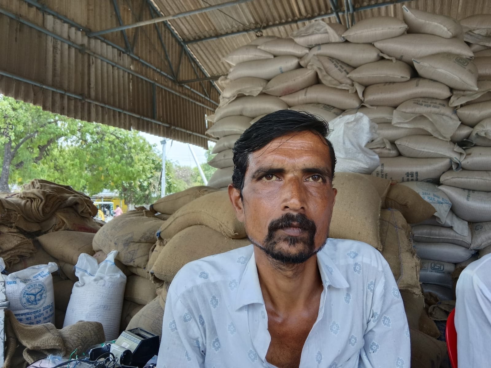 मंडी समिति में गेहूं बिक्री के लिए खड़े ट्रैक्टर। संवाद मंडी समिति में गेहूं बिक्री के लिए खड़े ट्रैक्टर। संवाद