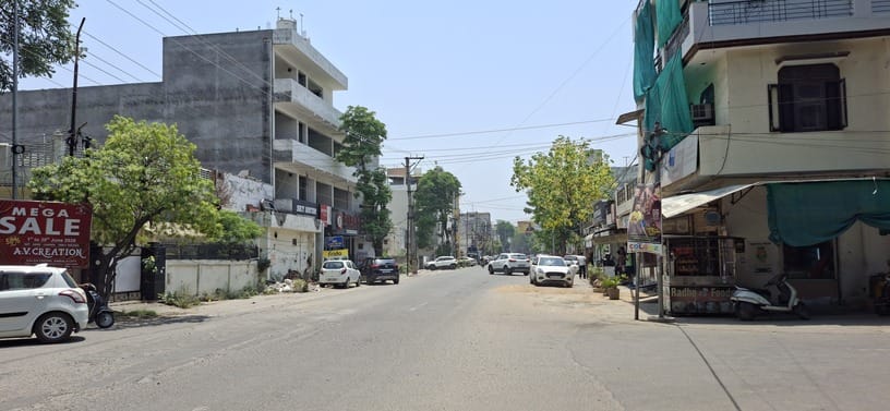 मॉडल टाउन में रेहड़ी पर छतरी लगाकर सब्जी बेचता व्यक्ति। संवाद मॉडल टाउन में रेहड़ी पर छतरी लगाकर सब्जी बेचता व्यक्ति। संवाद