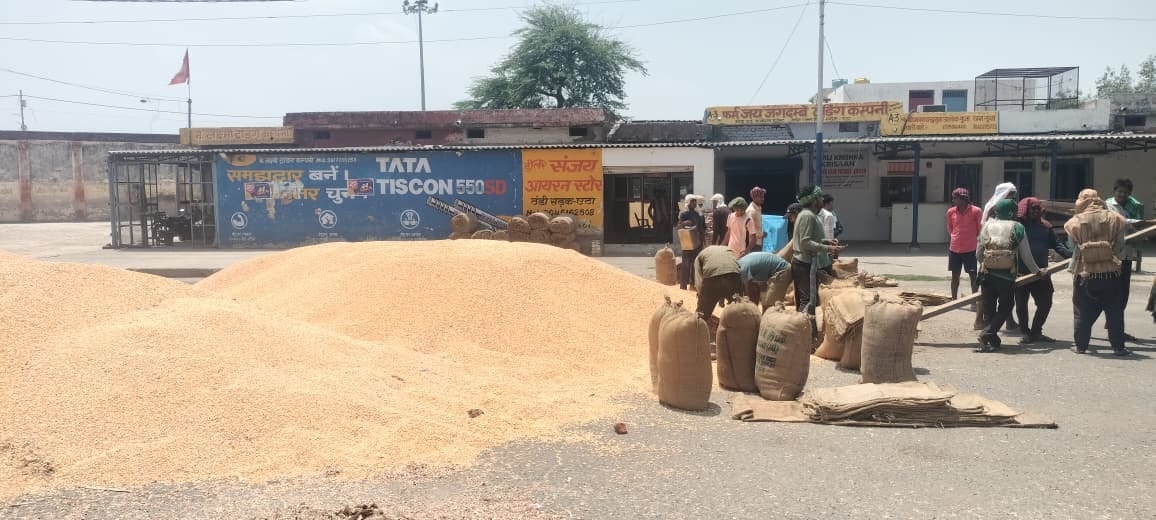 मक्का की आवक की वजह से शहर के जीटी रोड पर लगा जाम। संवाद