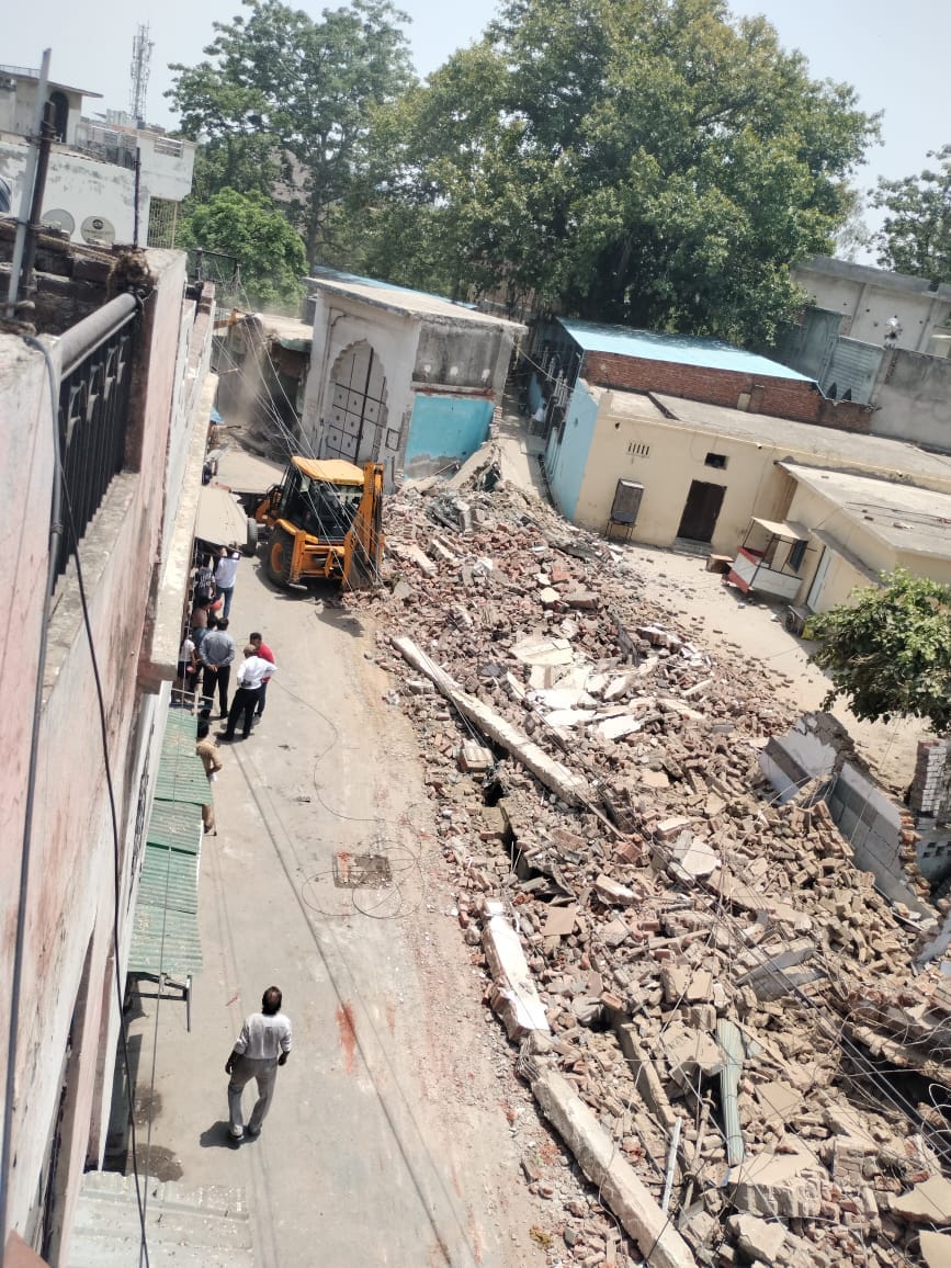 मोदीनगर के गांव बेगमाबाद में अवैध दुकानों को ध्वस्त करती टीम। संवाद मोदीनगर के गांव बेगमाबाद में अवैध दुकानों को ध्वस्त करती टीम। संवाद