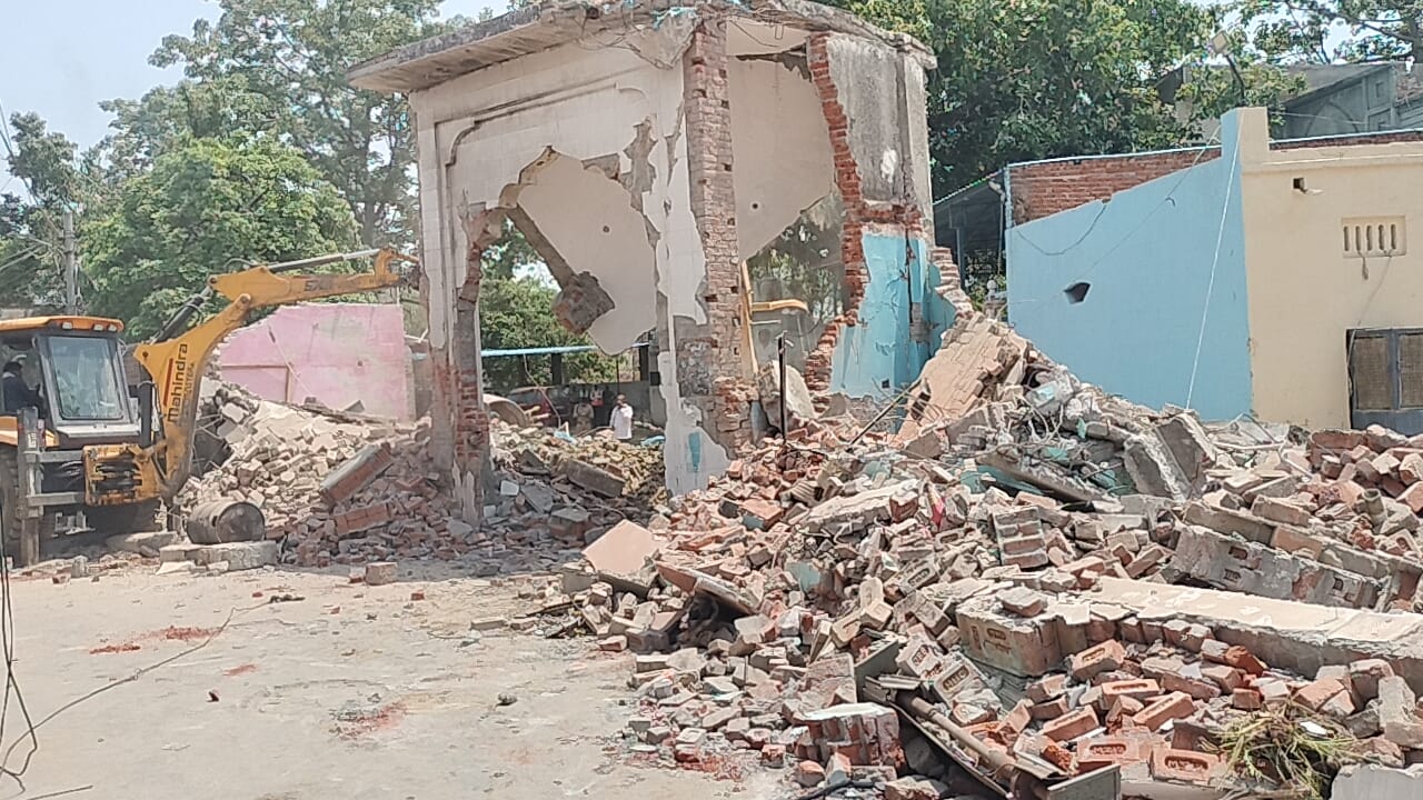 मोदीनगर के गांव बेगमाबाद में अवैध दुकानों को ध्वस्त करती टीम। संवाद मोदीनगर के गांव बेगमाबाद में अवैध दुकानों को ध्वस्त करती टीम। संवाद