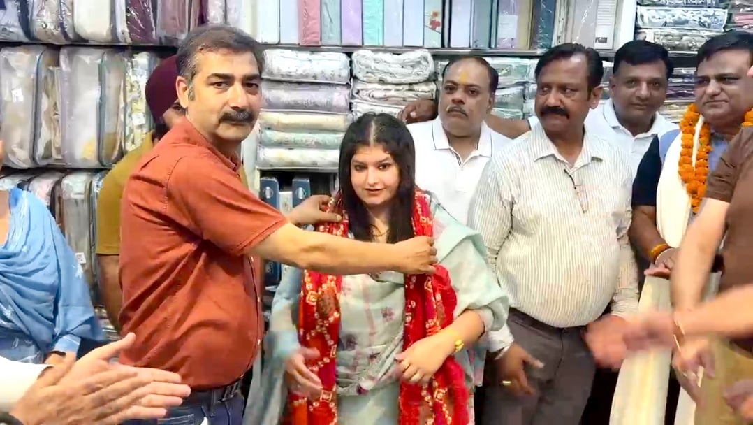 मेयर अक्षिता सैनी का व्यापारी कार्यक्रम में स्वागत करते हुए। प्रवक्ता मेयर अक्षिता सैनी का व्यापारी कार्यक्रम में स्वागत करते हुए। प्रवक्ता
