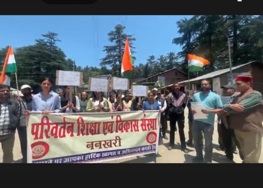 ननखड़ी कॉलेज को बंद करने की अधिसूचना के विरोध में तहसीलदार ननखड़ी को ज्ञापन सौंपते स्थानीय संस्