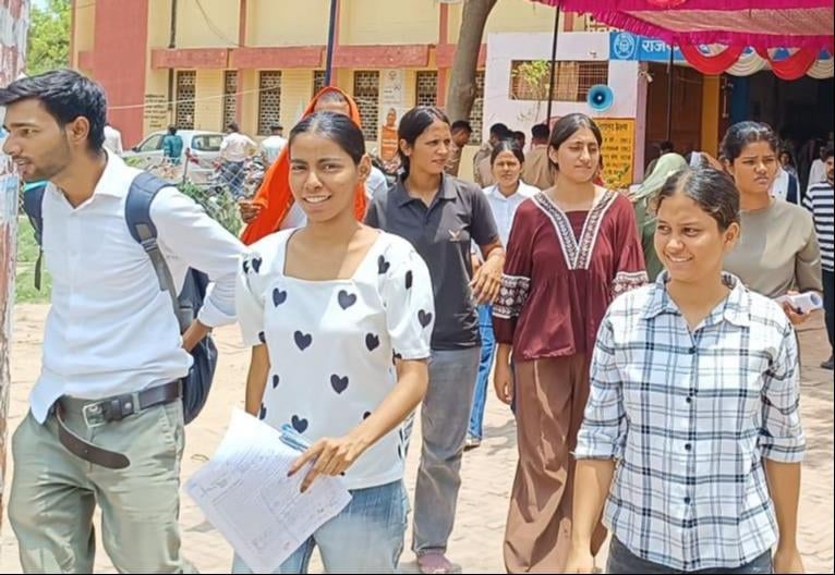 नंदगंज के शहीद स्मारक इंटर काॅलेज से पुलिस भर्ती की परीक्षा देकर निकलते अभ्यर्थी - संवाद