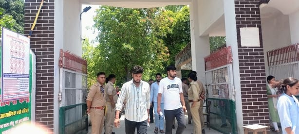 पीएमश्री राजकीय इंटर केंद्र से परीक्षा देने के बाद मिलान करते हुए अभ्यर्थी स्रोत संवाद पीएमश्री राजकीय इंटर केंद्र से परीक्षा देने के बाद मिलान करते हुए अभ्यर्थी स्रोत संवाद