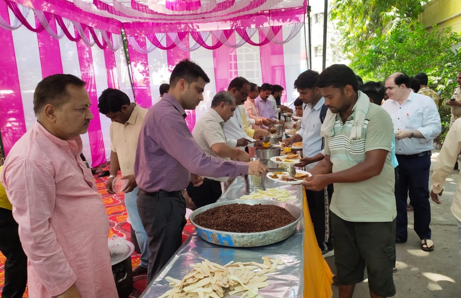 पीलीभीत बस्ती हाईवे पर एलीट इन होटल के बाहर लोगों को शरबत व भंडारा कराते लोग। संवाद पीलीभीत बस्ती हाईवे पर एलीट इन होटल के बाहर लोगों को शरबत व भंडारा कराते लोग। संवाद