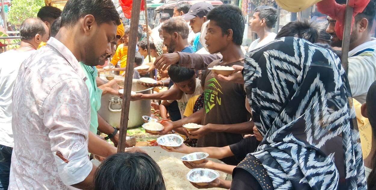 पीलीभीत बस्ती हाईवे पर एलीट इन होटल के बाहर लोगों को शरबत व भंडारा कराते लोग। संवाद पीलीभीत बस्ती हाईवे पर एलीट इन होटल के बाहर लोगों को शरबत व भंडारा कराते लोग। संवाद