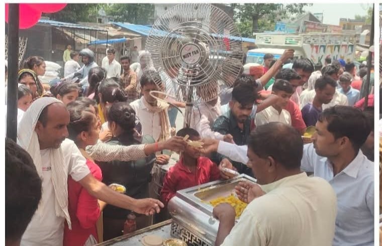 पीलीभीत बस्ती हाईवे पर एलीट इन होटल के बाहर लोगों को शरबत व भंडारा कराते लोग। संवाद पीलीभीत बस्ती हाईवे पर एलीट इन होटल के बाहर लोगों को शरबत व भंडारा कराते लोग। संवाद