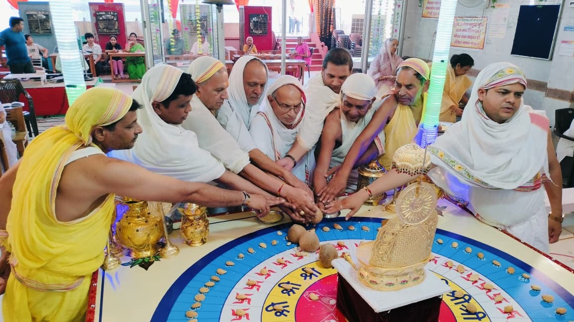 प्राचीन दिगंबर जैन बड़े मंदिर में पूजा अर्चना करते श्रद्धालु स्रोत संवाद