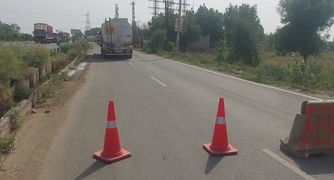 केमिकल से भरा टैंकर दुर्घटनाग्रस्त,मची अफरा तफ़री केमिकल से भरा टैंकर दुर्घटनाग्रस्त,मची अफरा तफ़री