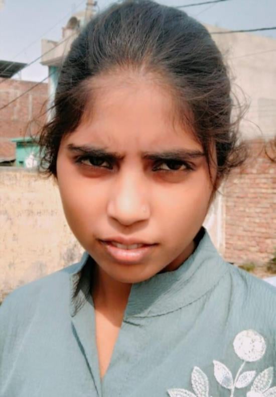 परीक्षा केंद्र के बाहर लगी अभ्यर्थियों की लाइन। परीक्षा केंद्र के बाहर लगी अभ्यर्थियों की लाइन।