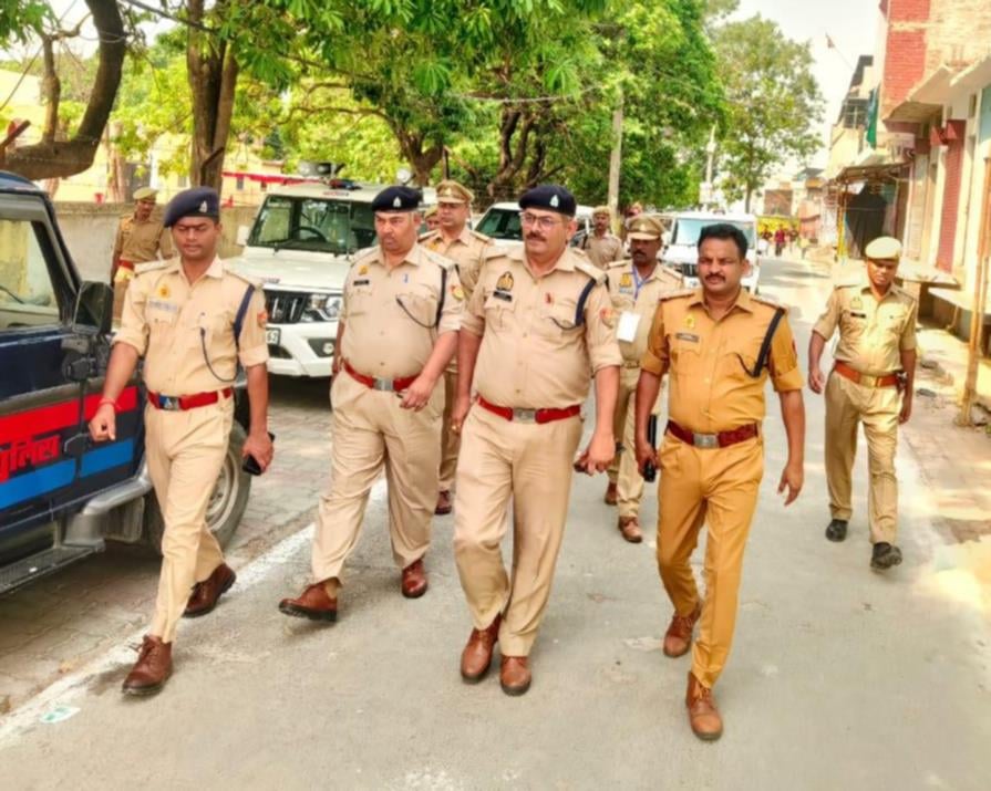 परीक्षा केंद्र के बाहर लगी अभ्यर्थियों की लाइन। परीक्षा केंद्र के बाहर लगी अभ्यर्थियों की लाइन।