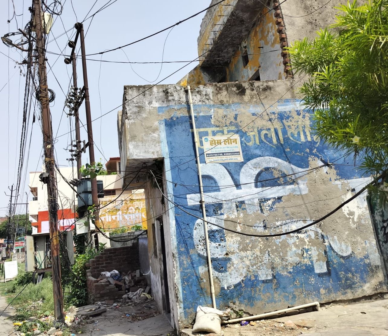 रोडवेज बस स्टैंड के पास खंभे फैला तारों को मकड़जाल। संवाद रोडवेज बस स्टैंड के पास खंभे फैला तारों को मकड़जाल। संवाद
