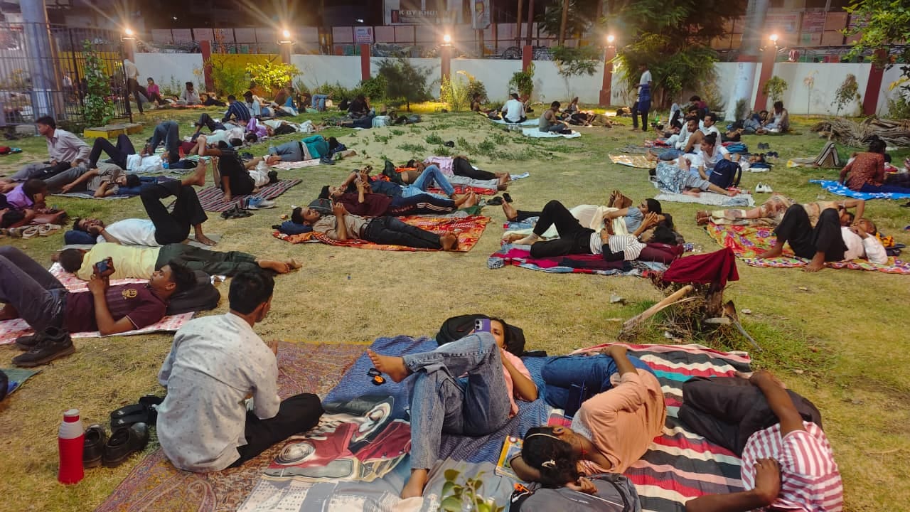 रोडवेज बस स्टेशन पर बस में चढ़ते अभ्यर्थी। संवाद रोडवेज बस स्टेशन पर बस में चढ़ते अभ्यर्थी। संवाद